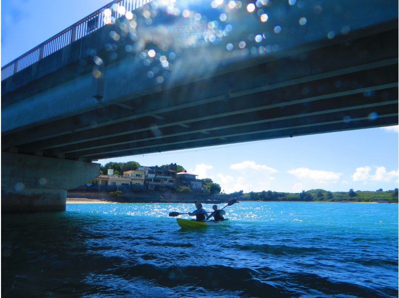 [Okinawa, Ojima] Only one group of guides available for private use ☆ Kayaking experience cruising on a remote island accessible by car, with high-quality camera photos as a gift!の紹介画像