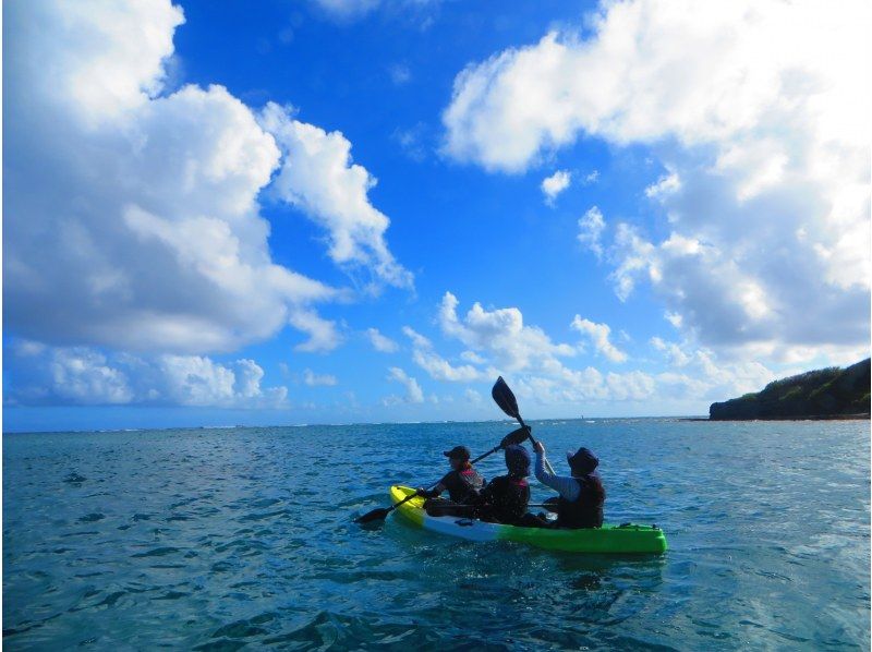 [Okinawa, Ojima] Only one group of guides available for private use ☆ Kayaking experience cruising on a remote island accessible by car, with high-quality camera photos as a gift!の紹介画像