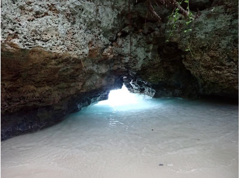 【絶対満足！体験内容盛り沢山！】ボートで出発！『熱帯魚珊瑚礁シュノーケル』『秘境洞窟探索』『サップ体験』贅沢シュノーケルツアー！の紹介画像