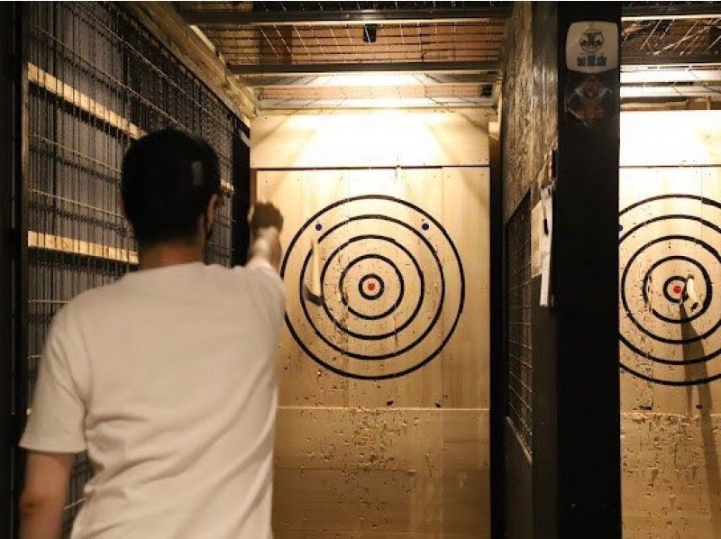 【東京・神田】アメリカで大流行！AXE THROWING®︎｜爽快度MAX！ダーツのように斧を投げて得点を競い合おう！の紹介画像
