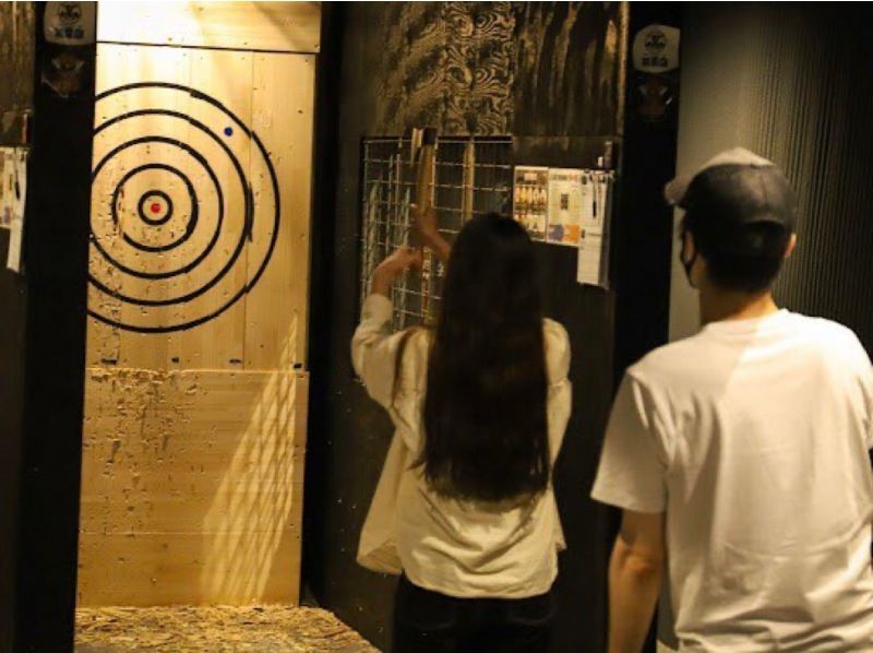 【東京・神田】アメリカで大流行！AXE THROWING®︎｜爽快度MAX！ダーツのように斧を投げて得点を競い合おう！の紹介画像