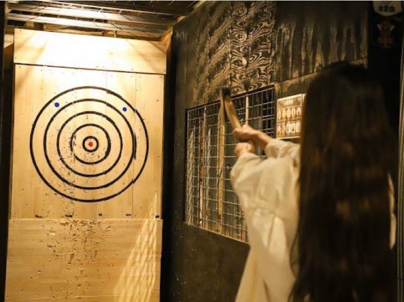 【東京・神田】アメリカで大流行！AXE THROWING®︎｜爽快度MAX！ダーツのように斧を投げて得点を競い合おう！の紹介画像