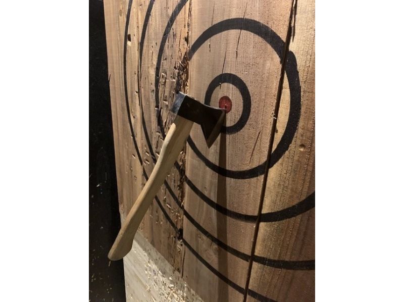 【東京・神田】アメリカで大流行！AXE THROWING®︎｜爽快度MAX！ダーツのように斧を投げて得点を競い合おう！の紹介画像