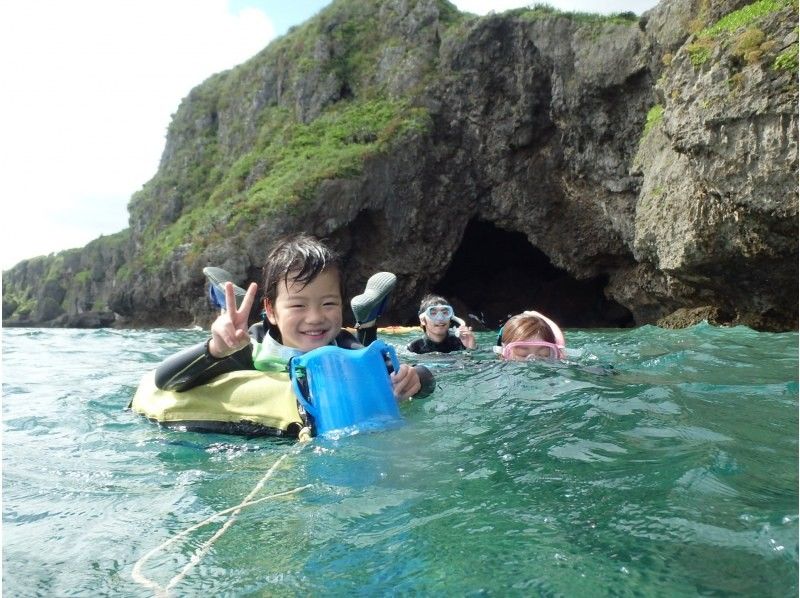 【沖縄・恩納村】SUP＆シュノーケリング｜SUP体験と青の洞窟シュノーケリングをまとめて楽しむセットツアー！2名様～予約OKの紹介画像