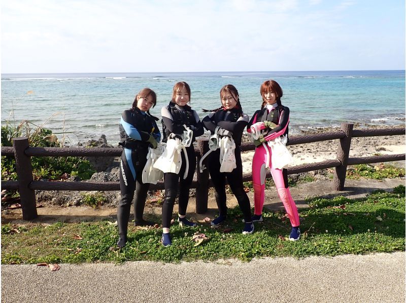 [Naha/Itoman area] Private tour "Search, discover, and get lost in nature with a private snorkeling experience at John Man Beach" ★ No need to swim ★ Pick-up and drop-off availableの紹介画像