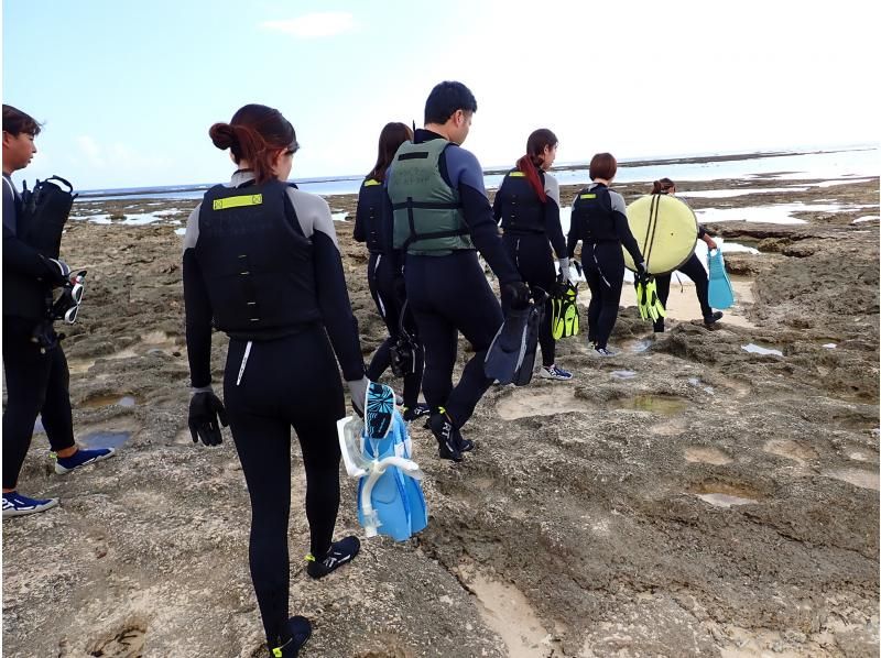 [Naha/Itoman area] Private tour "Search, discover, and get lost in nature with a private snorkeling experience at John Man Beach" ★ No need to swim ★ Pick-up and drop-off availableの紹介画像