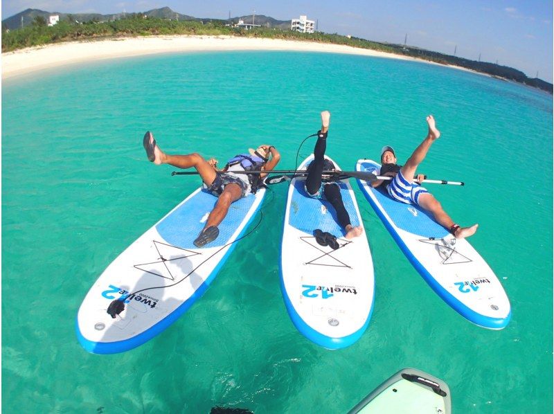 【恩納村・SUP】【1組貸切り】ハワイ生まれのSUPツアー（すべて無料★温水シャワー・鍵付きロッカー・駐車場・ドライヤー）の紹介画像