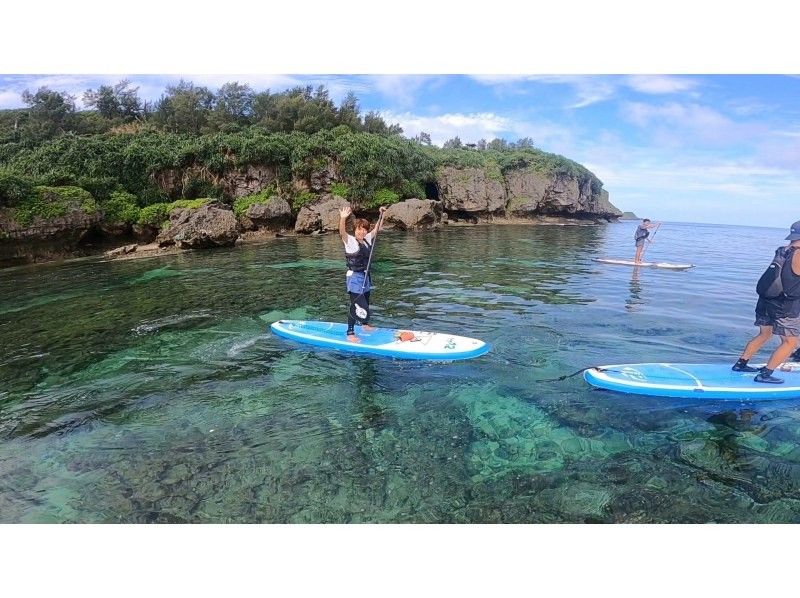 【恩納村・SUP】【1組貸切り】ハワイ生まれのSUPツアー（すべて無料★温水シャワー・鍵付きロッカー・駐車場・ドライヤー）の紹介画像