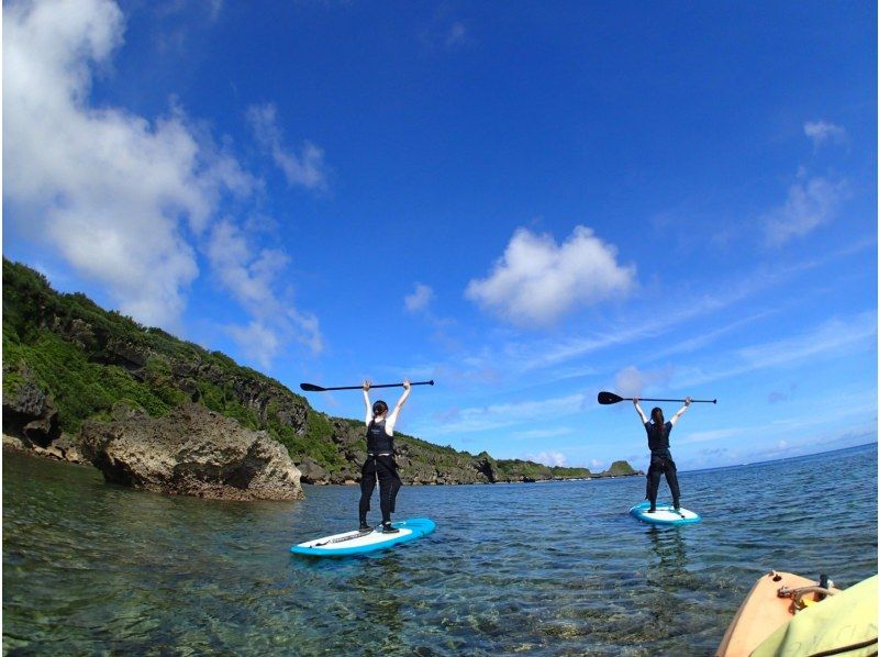 【恩納村・SUP】【1組貸切り】ハワイ生まれのSUPツアー（すべて無料★温水シャワー・鍵付きロッカー・駐車場・ドライヤー）の紹介画像