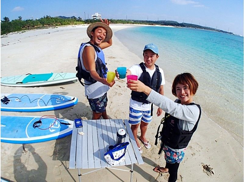 【1組貸切】【恩納村】SUPクルーズ＆青の洞窟シュノーケリング（すべて無料★温水シャワー・鍵付きロッカー・駐車場・ドライヤー）の紹介画像