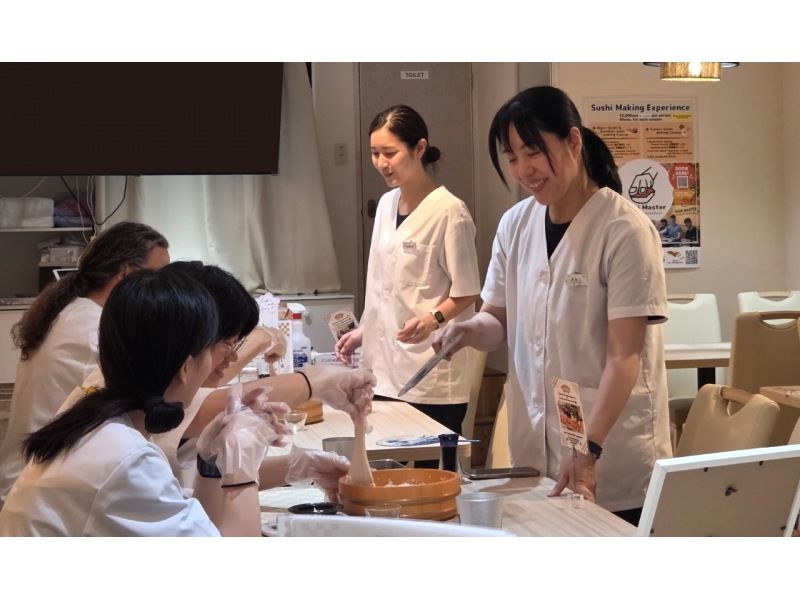 Experience making authentic sushi in Namba, Osaka! [Children and families welcome! English/Japanese available]の紹介画像