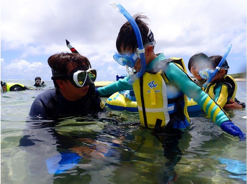 【沖縄 糸満から約15分】子供安全サポート充実！海のテーマパーク・天然水族感でウミガメ＆100種以上の生物探索シュノーケリング｜初心者大歓迎の紹介画像