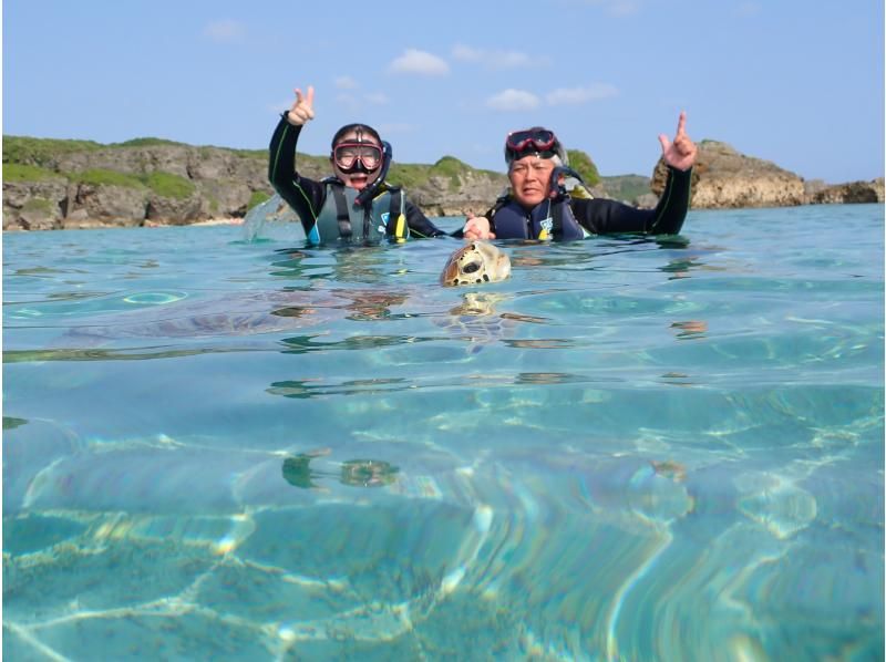 (Private rental for peace of mind♡) It's OK even if you can't swim! Snorkeling in Miyakojima where you can get up close and personal with sea turtles! No seasickness! Ages 3 and up are welcome! Free underwater camera rental available♡ Free photos and videosの紹介画像