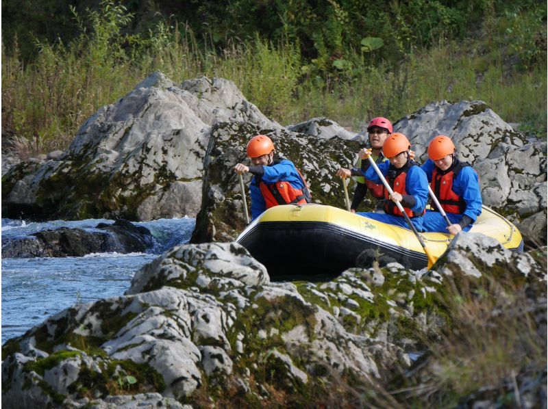 【北海道・南富良野】透明度抜群の川でラフティング！みんなで力を合わせて楽しもう♪体験写真プレゼントの紹介画像