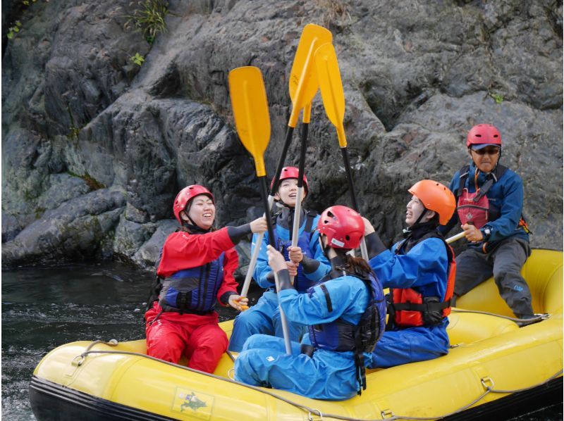 【北海道・南富良野】透明度抜群の川でラフティング！みんなで力を合わせて楽しもう♪体験写真プレゼントの紹介画像