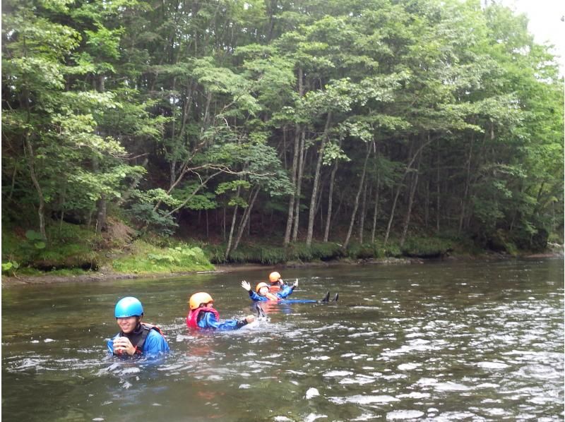 【北海道・南富良野】透明度抜群の川でラフティング！みんなで力を合わせて楽しもう♪体験写真プレゼントの紹介画像