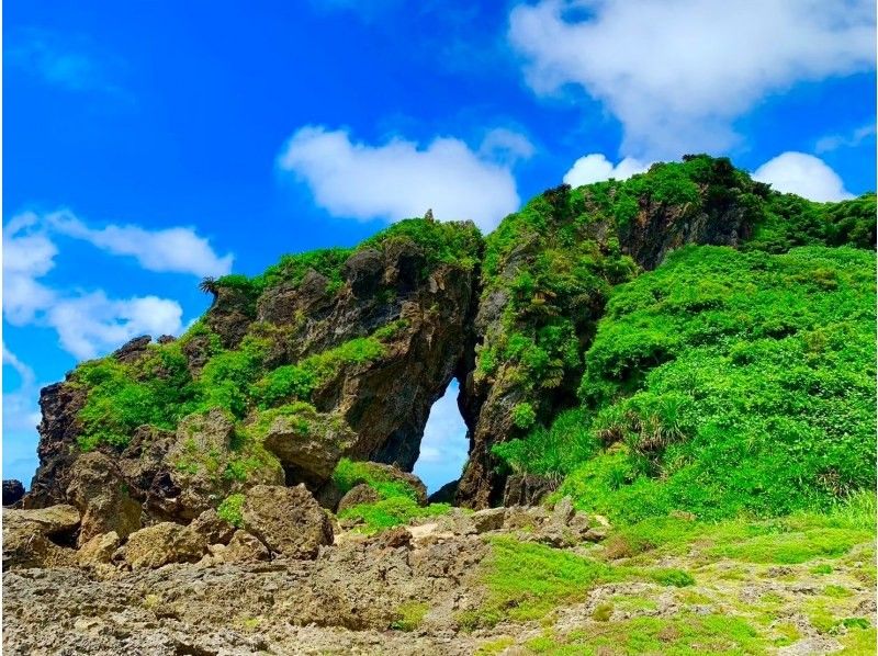 【风雨无阻】壮丽的悬崖景色、城堡遗址​​和观景台！久米岛观光之旅の紹介画像