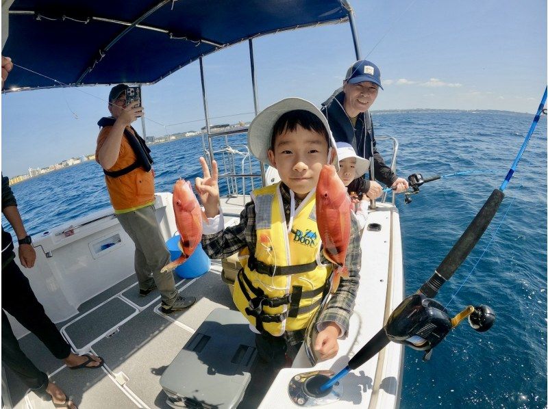 [ทริปครึ่งวันจากชาตัน] เช่าเรือส่วนตัว! ตกปลาเขตร้อนและชมวาฬ! แนะนำสำหรับครอบครัวและกลุ่ม! เดิน 5 นาทีจากหมู่บ้านอเมริกัน! รองรับได้สูงสุด 8 คนの紹介画像