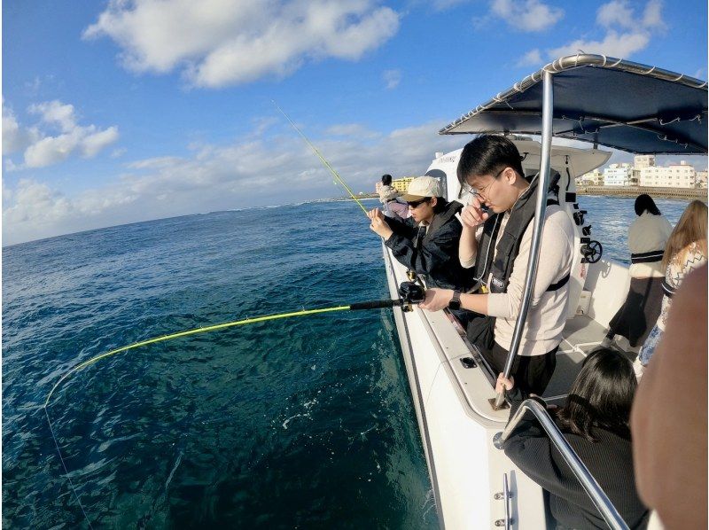 [ทริปครึ่งวันจากชาตัน] เช่าเรือส่วนตัว! ตกปลาเขตร้อนและชมวาฬ! แนะนำสำหรับครอบครัวและกลุ่ม! เดิน 5 นาทีจากหมู่บ้านอเมริกัน! รองรับได้สูงสุด 8 คนの紹介画像