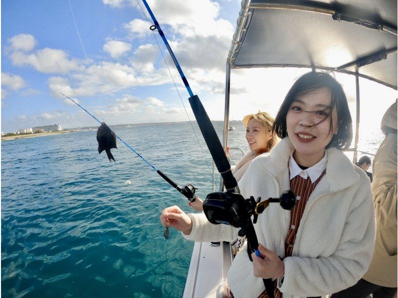 [ทริปครึ่งวันจากชาตัน] เช่าเรือส่วนตัว! ตกปลาเขตร้อนและชมวาฬ! แนะนำสำหรับครอบครัวและกลุ่ม! เดิน 5 นาทีจากหมู่บ้านอเมริกัน! รองรับได้สูงสุด 8 คนの紹介画像