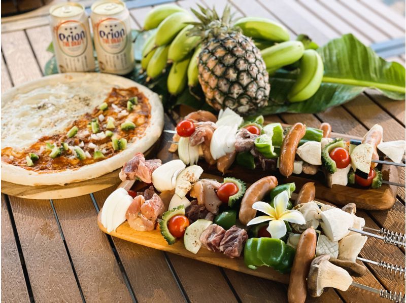 [Ishigaki Island] Spectacular ocean views and hands-on BBQ! Enjoy making your own original pizza and meat and vegetable skewers on an authentic grill! Includes soft drinks! 2 hours of fun!の紹介画像