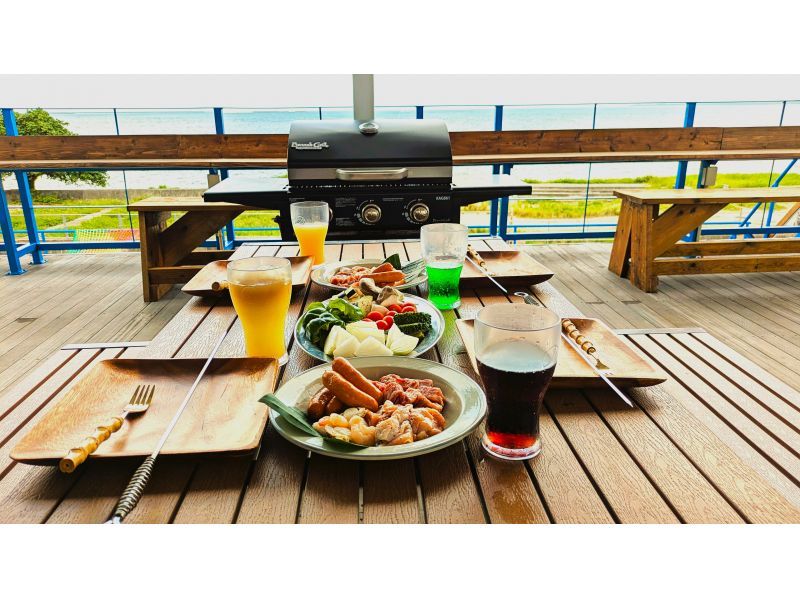 [Ishigaki Island] Spectacular ocean views and hands-on BBQ! Enjoy making your own original pizza and meat and vegetable skewers on an authentic grill! Includes soft drinks! 2 hours of fun!の紹介画像