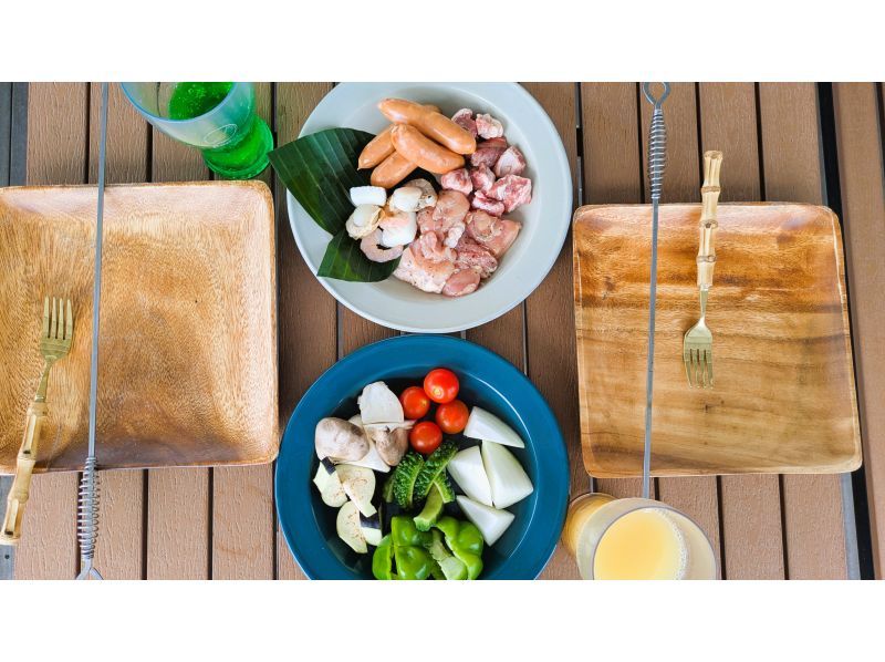 [Ishigaki Island] Spectacular ocean views and hands-on BBQ! Enjoy making your own original pizza and meat and vegetable skewers on an authentic grill! Includes soft drinks! 2 hours of fun!の紹介画像