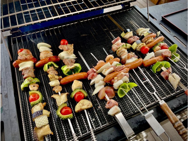 [Ishigaki Island] Spectacular ocean views and hands-on BBQ! Enjoy making your own original pizza and meat and vegetable skewers on an authentic grill! Includes soft drinks! 2 hours of fun!の紹介画像