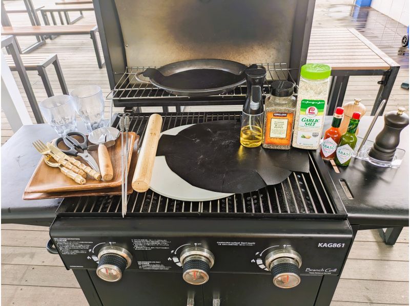 [Ishigaki Island] Spectacular ocean views and hands-on BBQ! Enjoy making your own original pizza and meat and vegetable skewers on an authentic grill! Includes soft drinks! 2 hours of fun!の紹介画像