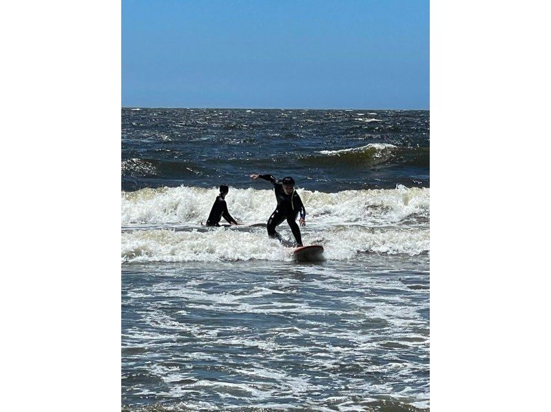 【神奈川・湘南】サーフィン体験コミコミ安心プラン！お帰りには店内カフェでソフトドリンクのサービスも♪ソファーやテラス席でお楽しみください♪の紹介画像