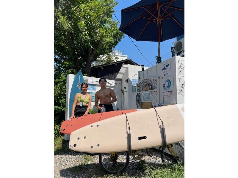 【神奈川・湘南】サーフィン体験コミコミ安心プラン！お帰りには店内カフェでソフトドリンクのサービスも♪ソファーやテラス席でお楽しみください♪の紹介画像