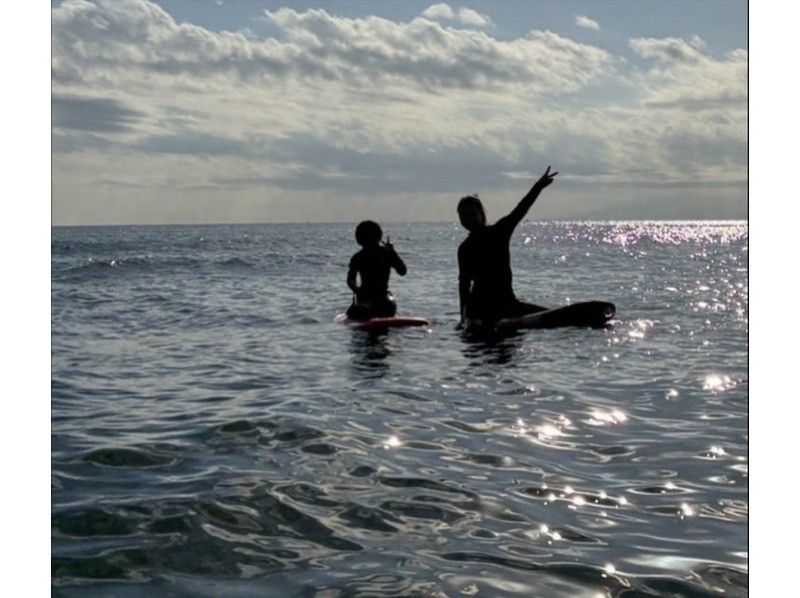 【神奈川・湘南】サーフィン体験コミコミ安心プラン！お帰りには店内カフェでソフトドリンクのサービスも♪ソファーやテラス席でお楽しみください♪の紹介画像