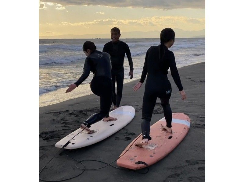 【神奈川・湘南】サーフィン体験コミコミ安心プラン！お帰りには店内カフェでソフトドリンクのサービスも♪ソファーやテラス席でお楽しみください♪の紹介画像