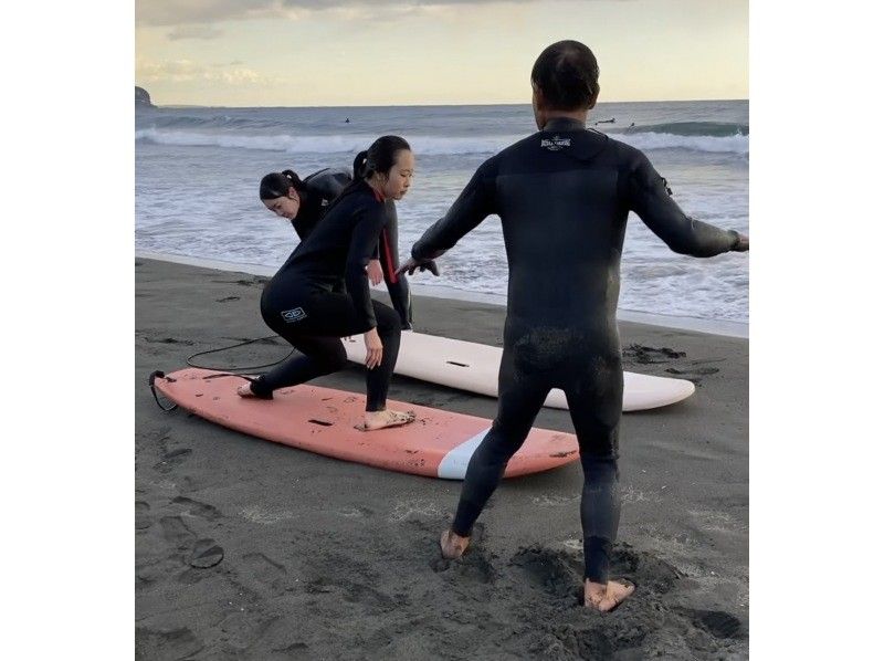 【神奈川・湘南】サーフィン体験コミコミ安心プラン！お帰りには店内カフェでソフトドリンクのサービスも♪ソファーやテラス席でお楽しみください♪の紹介画像