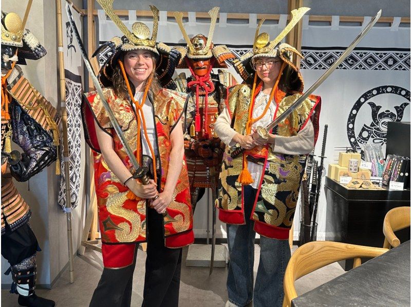 A greedy sushi experience course taught by a craftsman, followed by a demonstration of how to make thick rolls using a Japanese sword (includes a 3-item appetizer, Japanese tea, and water (free))の紹介画像