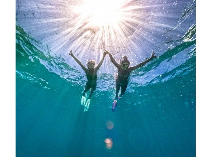 Student discount! Swim with turtles (high chance of encountering them) [Nakayukui, Onna Village] Beach entry snorkelingの紹介画像