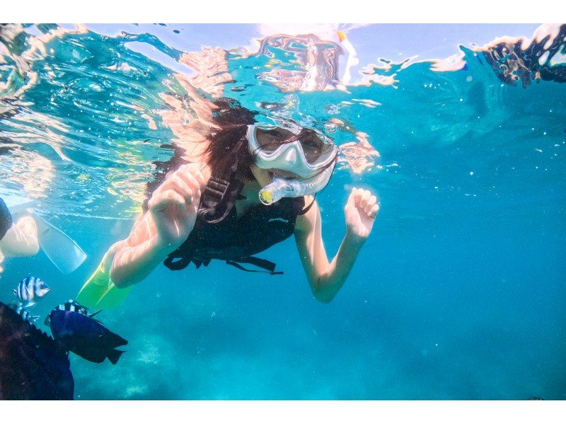 從那霸(沖繩/北谷)出發,35分鐘即可體驗乘船浮潛❤️ 您可以在航班起飛前或起飛後當天參加⭕ 免費提供毛巾和涼鞋❗ 專業相機免費拍攝照片和視頻の紹介画像