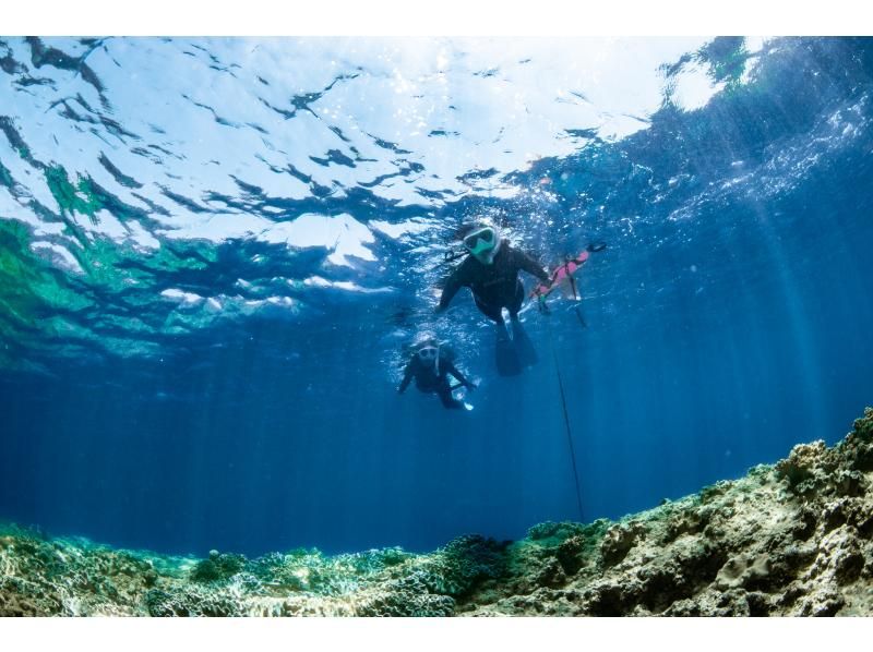 從那霸(沖繩/北谷)出發,35分鐘即可體驗乘船浮潛❤️ 您可以在航班起飛前或起飛後當天參加⭕ 免費提供毛巾和涼鞋❗ 專業相機免費拍攝照片和視頻の紹介画像