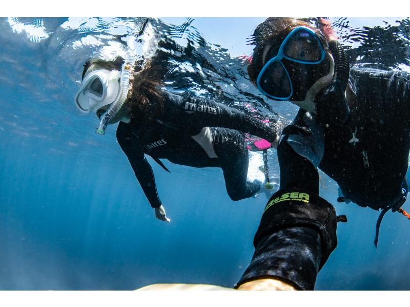 從那霸(沖繩/北谷)出發,35分鐘即可體驗乘船浮潛❤️ 您可以在航班起飛前或起飛後當天參加⭕ 免費提供毛巾和涼鞋❗ 專業相機免費拍攝照片和視頻の紹介画像