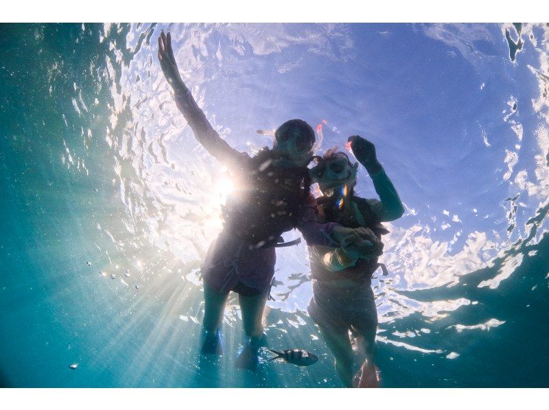 從那霸(沖繩/北谷)出發,35分鐘即可體驗乘船浮潛❤️ 您可以在航班起飛前或起飛後當天參加⭕ 免費提供毛巾和涼鞋❗ 專業相機免費拍攝照片和視頻の紹介画像