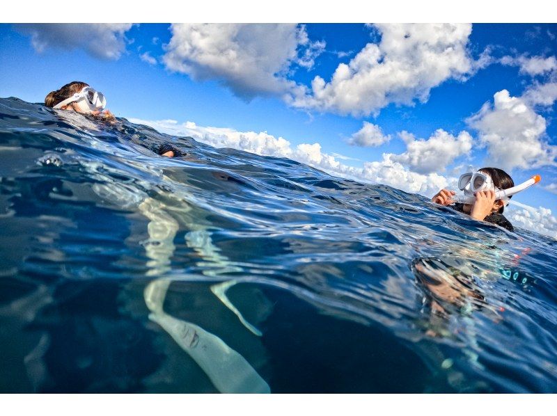 從那霸(沖繩/北谷)出發,35分鐘即可體驗乘船浮潛❤️ 您可以在航班起飛前或起飛後當天參加⭕ 免費提供毛巾和涼鞋❗ 專業相機免費拍攝照片和視頻の紹介画像