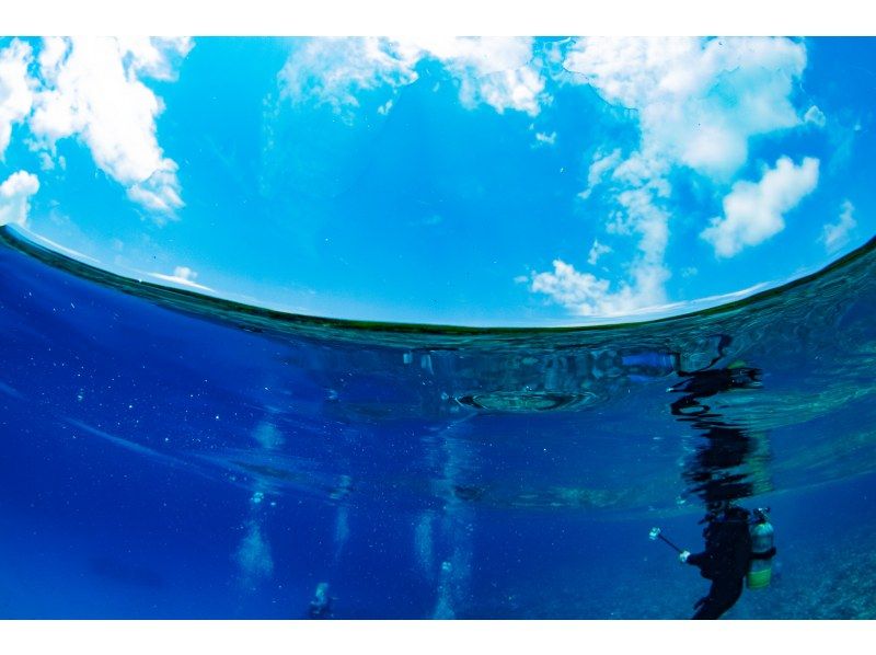 從那霸(沖繩/北谷)出發,35分鐘即可體驗乘船浮潛❤️ 您可以在航班起飛前或起飛後當天參加⭕ 免費提供毛巾和涼鞋❗ 專業相機免費拍攝照片和視頻の紹介画像