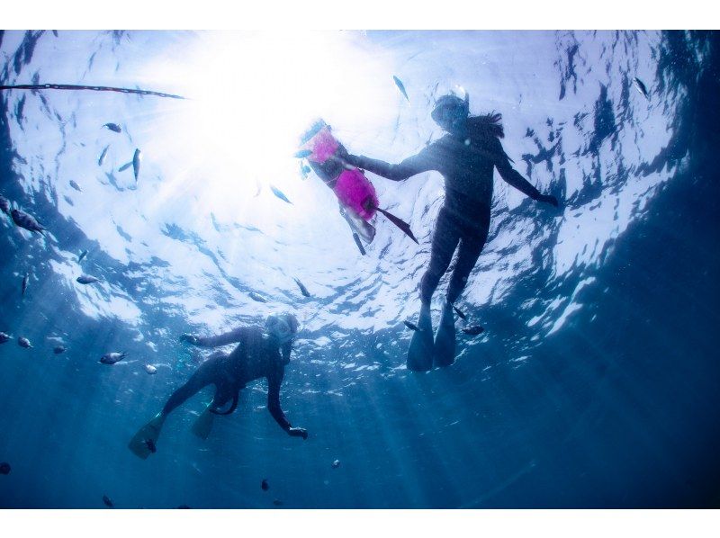 從那霸(沖繩/北谷)出發,35分鐘即可體驗乘船浮潛❤️ 您可以在航班起飛前或起飛後當天參加⭕ 免費提供毛巾和涼鞋❗ 專業相機免費拍攝照片和視頻の紹介画像