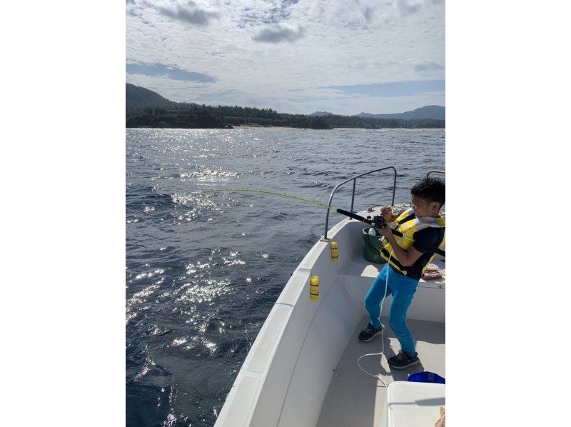 Chartered boat fishing inshore (4-hour course) [Onna Village/Nago City] Private charter for friends and family! Gurkun five-item fishingの紹介画像