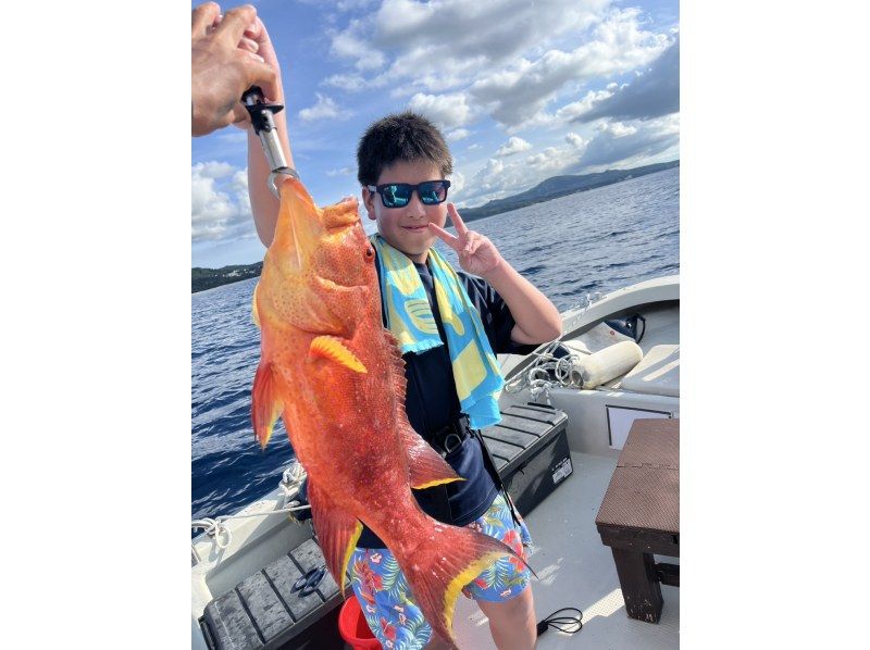 Chartered boat fishing inshore (4-hour course) [Onna Village/Nago City] Private charter for friends and family! Gurkun five-item fishingの紹介画像