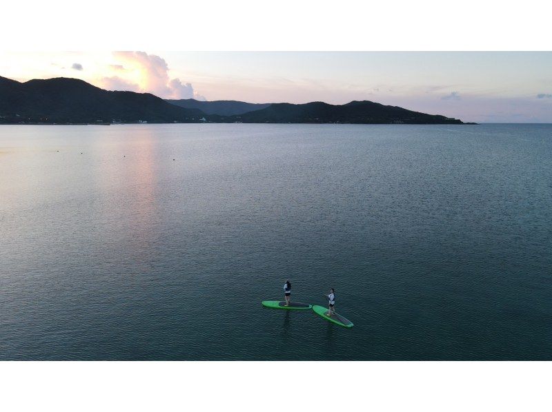 奄美大島【当日予約可能】サンセットSUP（90分）※ドローン空撮等写真の無料プレゼントあり※お1人様もお任せ下さい☆の紹介画像