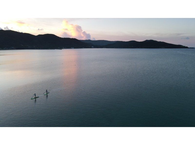 奄美大島【当日予約可能】サンセットSUP（90分）※ドローン空撮等写真の無料プレゼントあり※お1人様もお任せ下さい☆の紹介画像