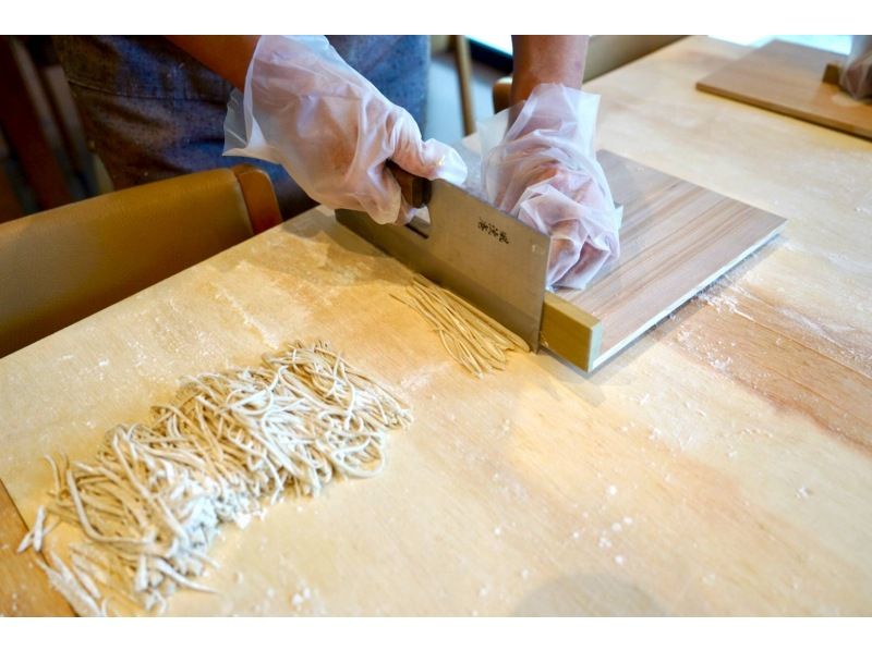 [Yamanashi, Kofu] Oshino Hakkai Soba Experience ~ Takana Sensei's Local Cooking Experience Class <Fujiya> Can accommodate up to 40 people! Beginners and children are welcome. Recommended for families.の紹介画像