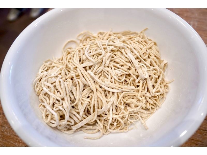 [Yamanashi, Kofu] Oshino Hakkai Soba Experience ~ Takana Sensei's Local Cooking Experience Class <Fujiya> Can accommodate up to 40 people! Beginners and children are welcome. Recommended for families.の紹介画像