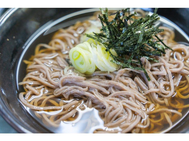 [Yamanashi, Kofu] Oshino Hakkai Soba Experience ~ Takana Sensei's Local Cooking Experience Class <Fujiya> Can accommodate up to 40 people! Beginners and children are welcome. Recommended for families.の紹介画像